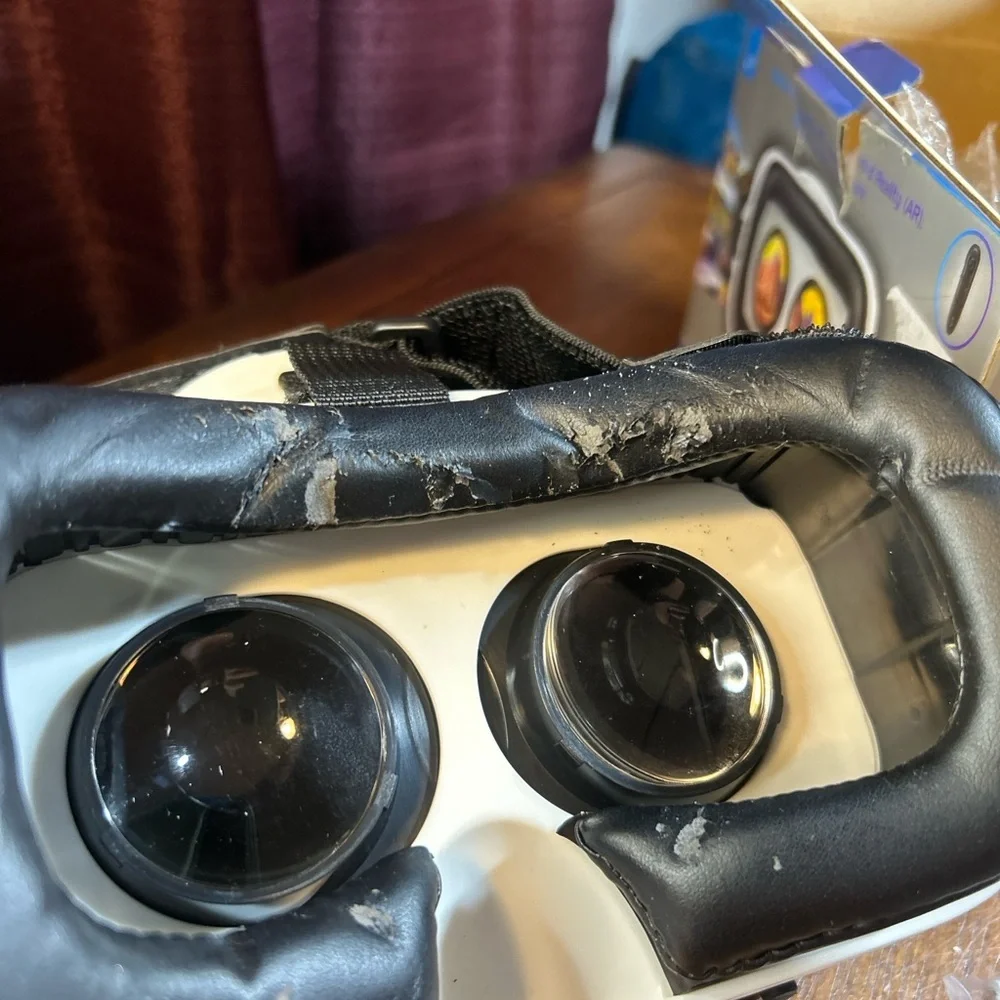 Smartphone VR Headset - Black and White